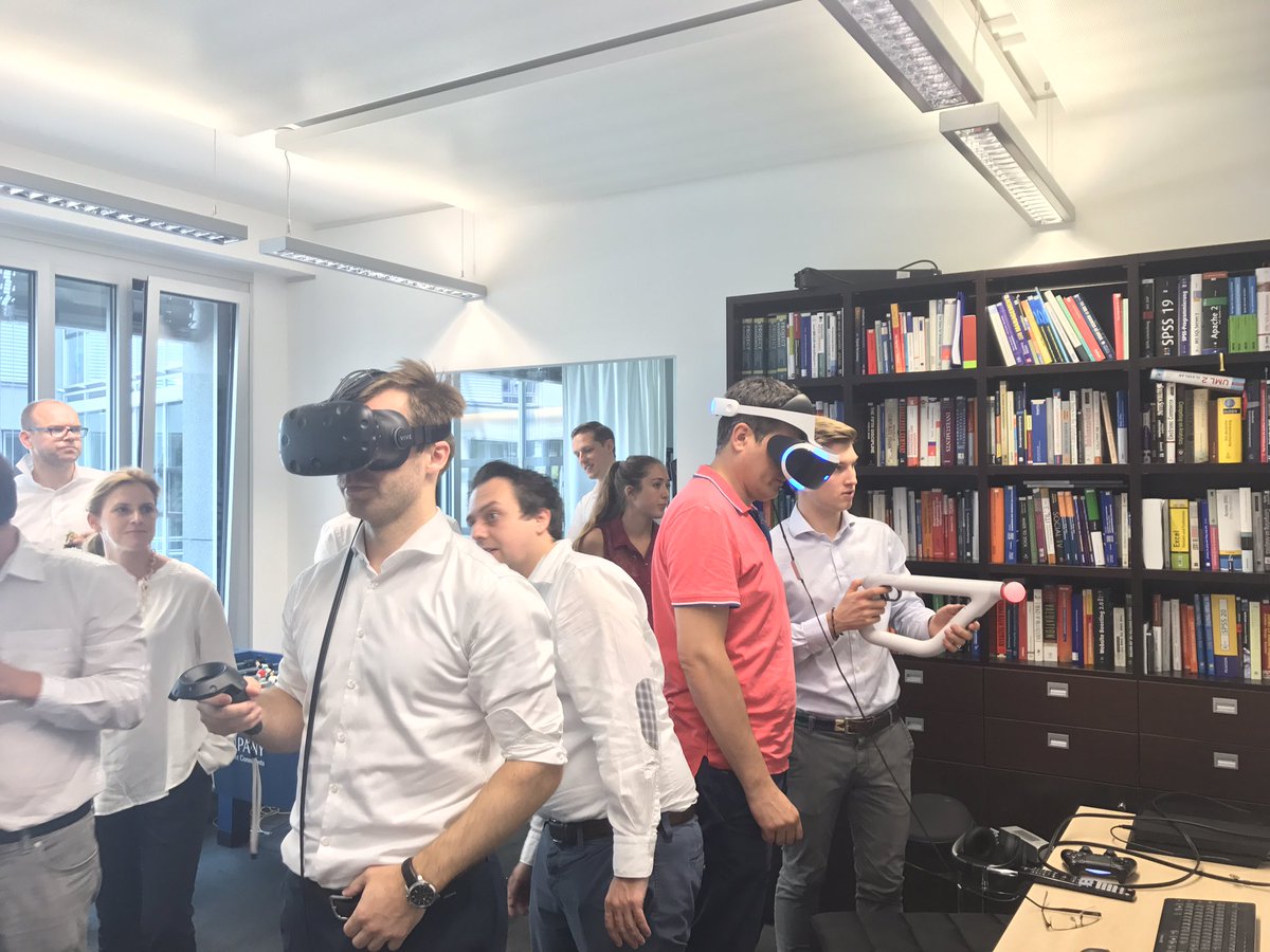 YourHomeKnowsIT's tweet photo. Live-Demo im Rahmen des Workshop zu #AugmentedReality und #VirtualReality mit @muecke_sturm https://t.co/j6wNdwORXn