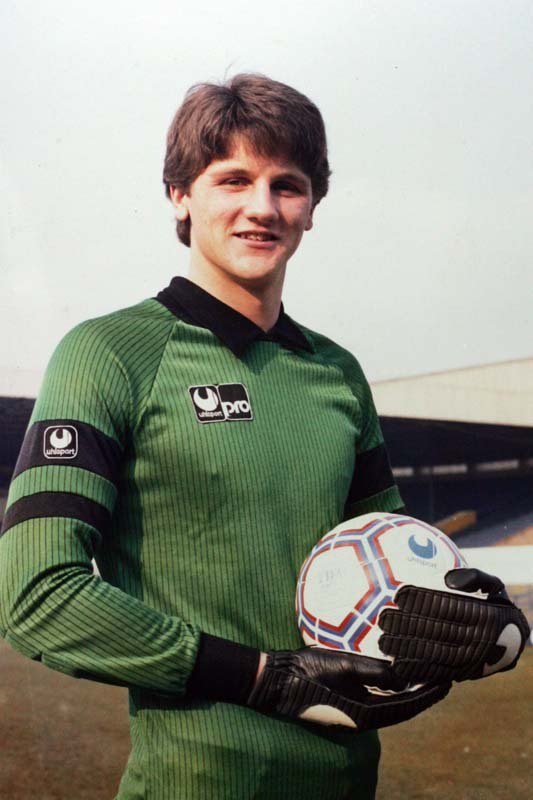 PortieriSiNasce's tweet image. #JohnLukic 
#EnglishGK 🏴󠁧󠁢󠁥󠁮󠁧󠁿
#LeedsUnited (1978-1983 and 1990-1996) 
at #EllandRoad promoting #Uhlsport