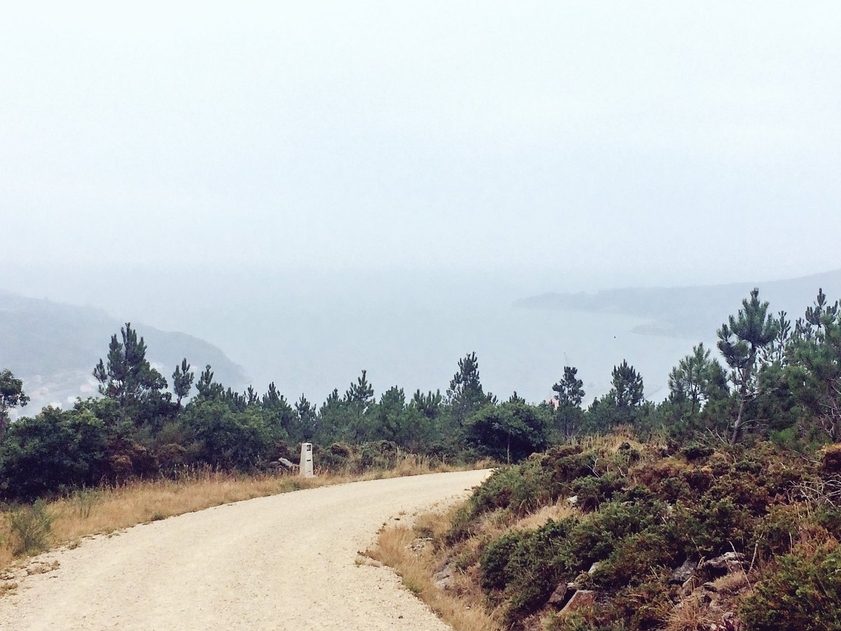 UnMarcheur's tweet photo. Cap Finisterre. Sous la brume. https://t.co/XgjBso5ALm