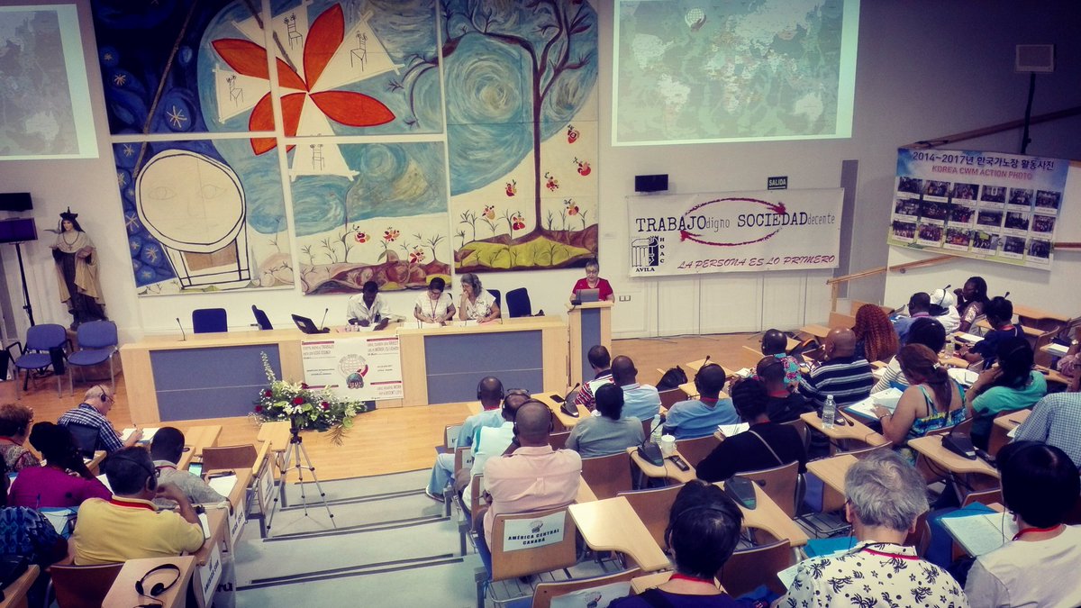 otromundoesposi's tweet photo. Los grupo de trabajo exponen sus diálogos. Con una gran diversidad de planteamientos. En sintonía con las PAT de los @EnMovPop #3TVD https://t.co/OZn5Cbt8MD