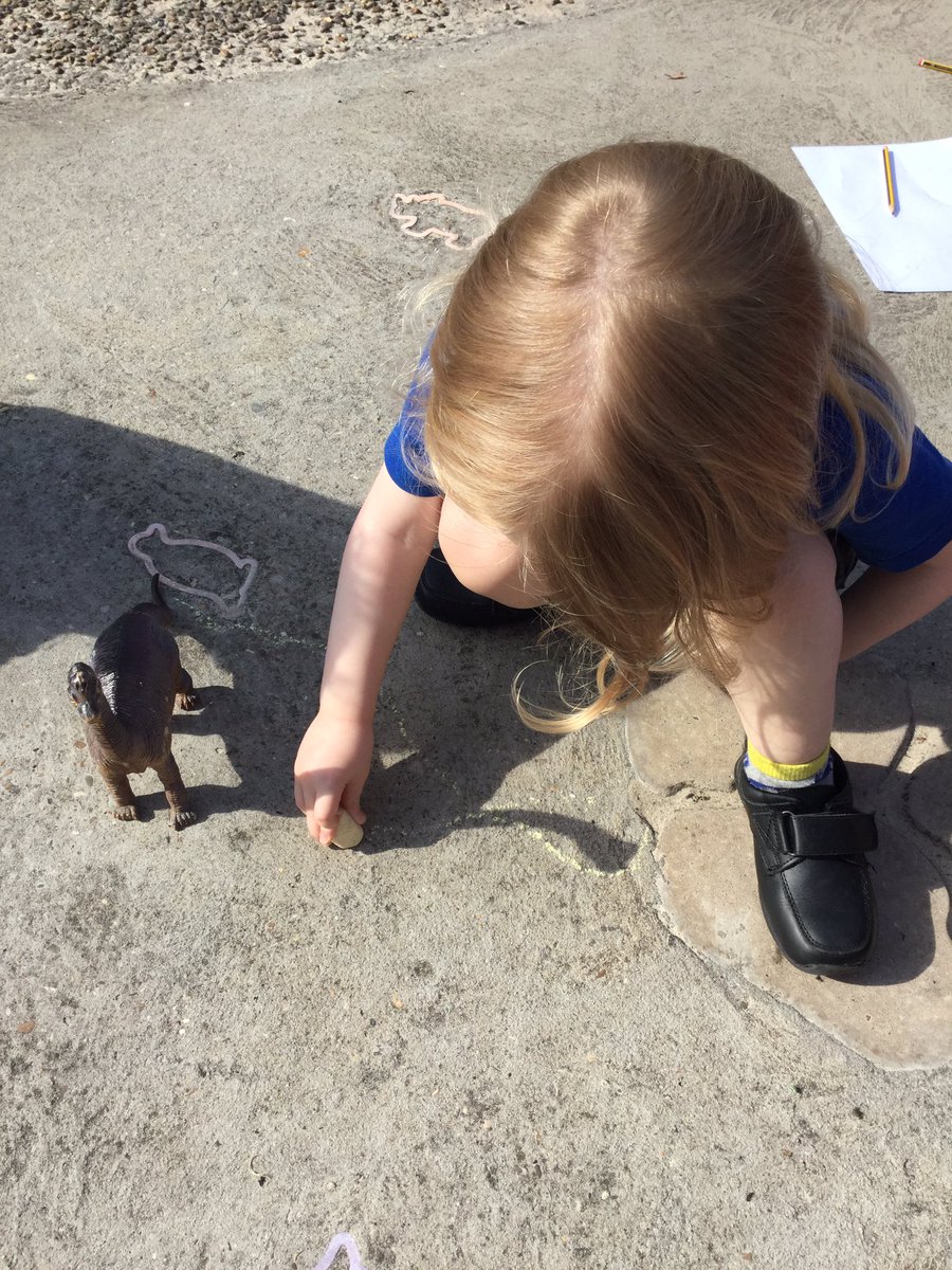 EYFS_LuddSchool's tweet photo. We have been learning about shadows this morning...making the most of the sunshine! #learningopportunities #EYFS @luddschool https://t.co/pi9pM6SjPL