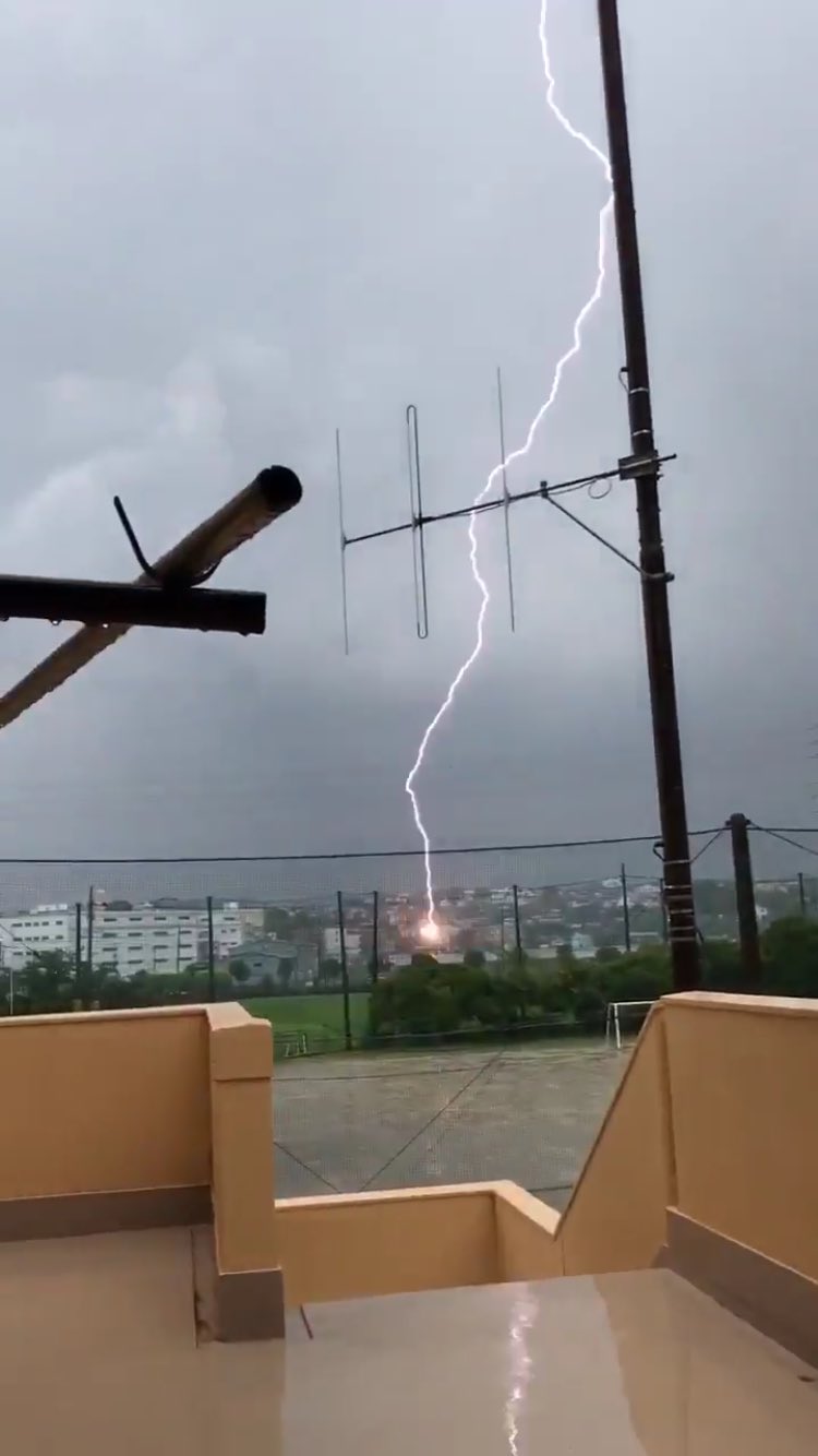 落雷の瞬間を捉えた画像がかっこよすぎる むしろ誰かが巨人化した光 話題の画像プラス 落雷の瞬間を捉えた画像がかっこよすぎる むしろ誰かが巨人化した光 話題の画像プラス
