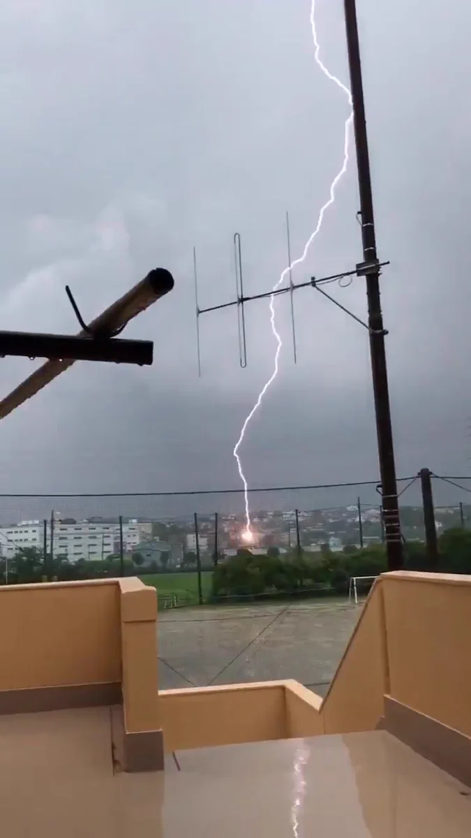 落雷の瞬間を捉えた画像がかっこよすぎる！むしろ誰かが巨人化した光？！