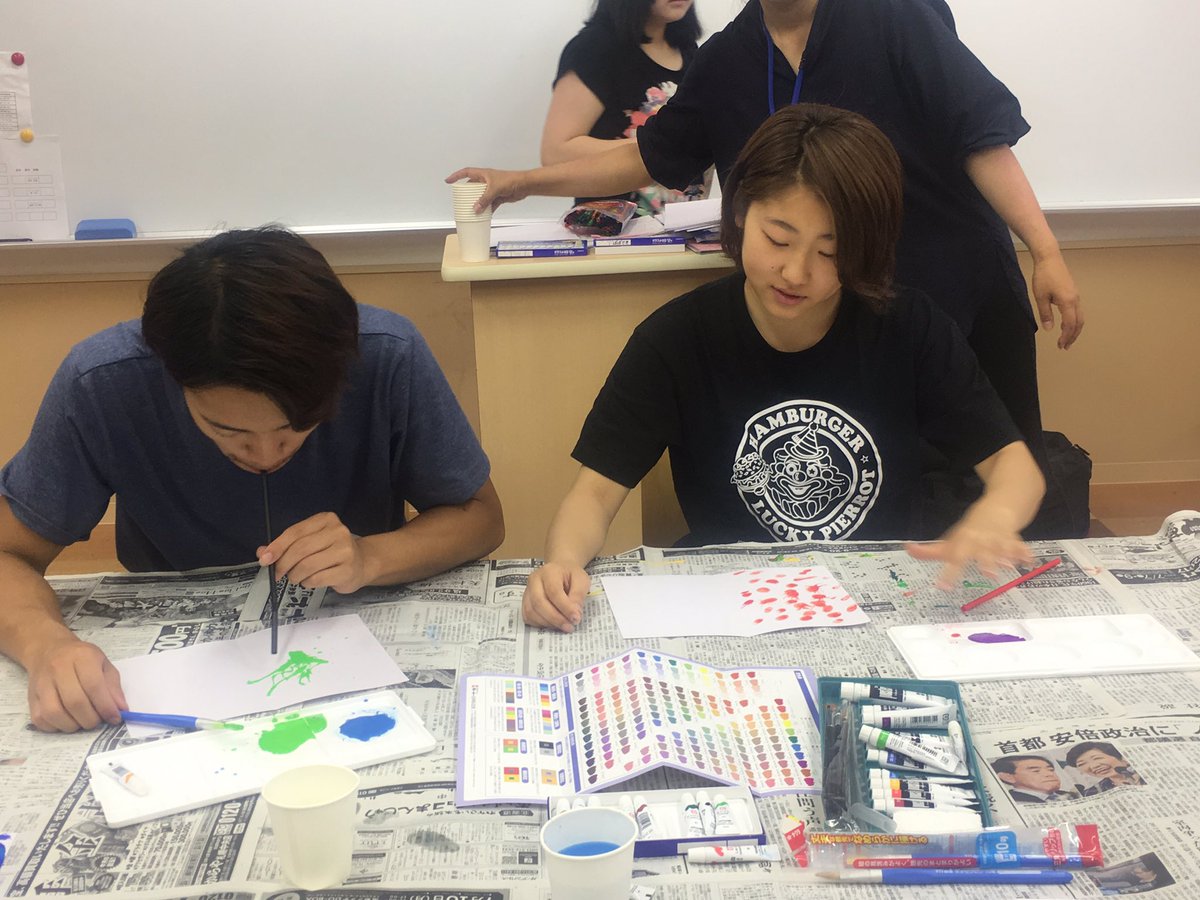 sapporo_sports's tweet photo. 今日から、保育科のスクーリングWEEKが始まりました!2年生は、絵の具を使って何やら作業中です!手を使ったり、ストローを使ったり…
絵の具の技法をたくさん学びました^^明日もまた頑張りましょう(*^^*)
#スポーツ保育科
#2SK
#スクーリング
#4日間頑張りましょう https://t.co/wQO1RNsKtu