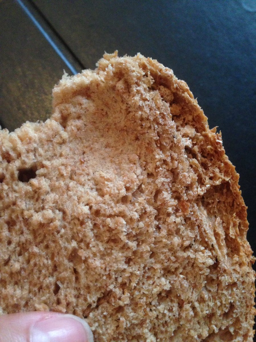 serkanerdal1's tweet photo. @ozdilekpark_ist ekmek pişirmeyi beceremiyorsanız ekmek satmayın. 7.5 tl ye aldığım çiğ ekmek😡 https://t.co/5AzM03lZth