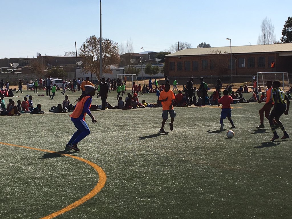 ARProject's tweet photo. 450 kids played w/pro players @Journey4Change #MandelaDay soccer match! Thank you legends! #SouthAfrica #CapPrep #67Minutes @DrStevePerry https://t.co/1gCWHyDGwc