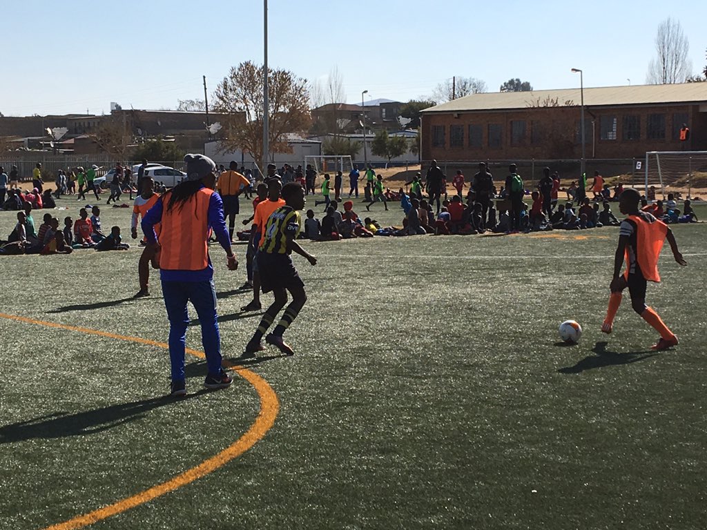 ARProject's tweet photo. 450 kids played w/pro players @Journey4Change #MandelaDay soccer match! Thank you legends! #SouthAfrica #CapPrep #67Minutes @DrStevePerry https://t.co/1gCWHyDGwc