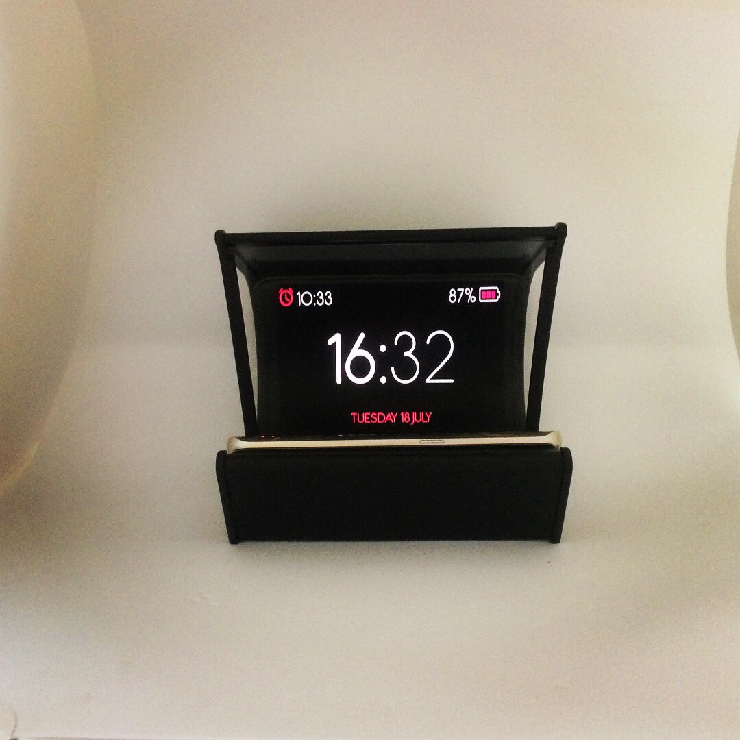 Reflexbox_info's tweet photo. Carica il tuo smartphone senza fili e tante altre funzioni. https://t.co/kZPcsXLK9j
#reflexbox #wirelesscharger #smartphone #tech #startup https://t.co/TwJaVBqWKl