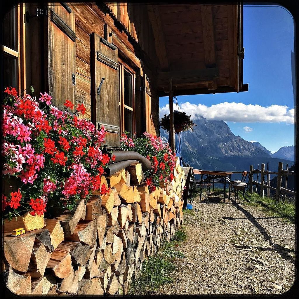 soulomotion's tweet photo. Who would not want to sit here for hours and watch the day pass by? #stepbergalm #lifeisawsome #soultravels #outd… https://t.co/ig4WowPmp4 https://t.co/5DyouV0BxX