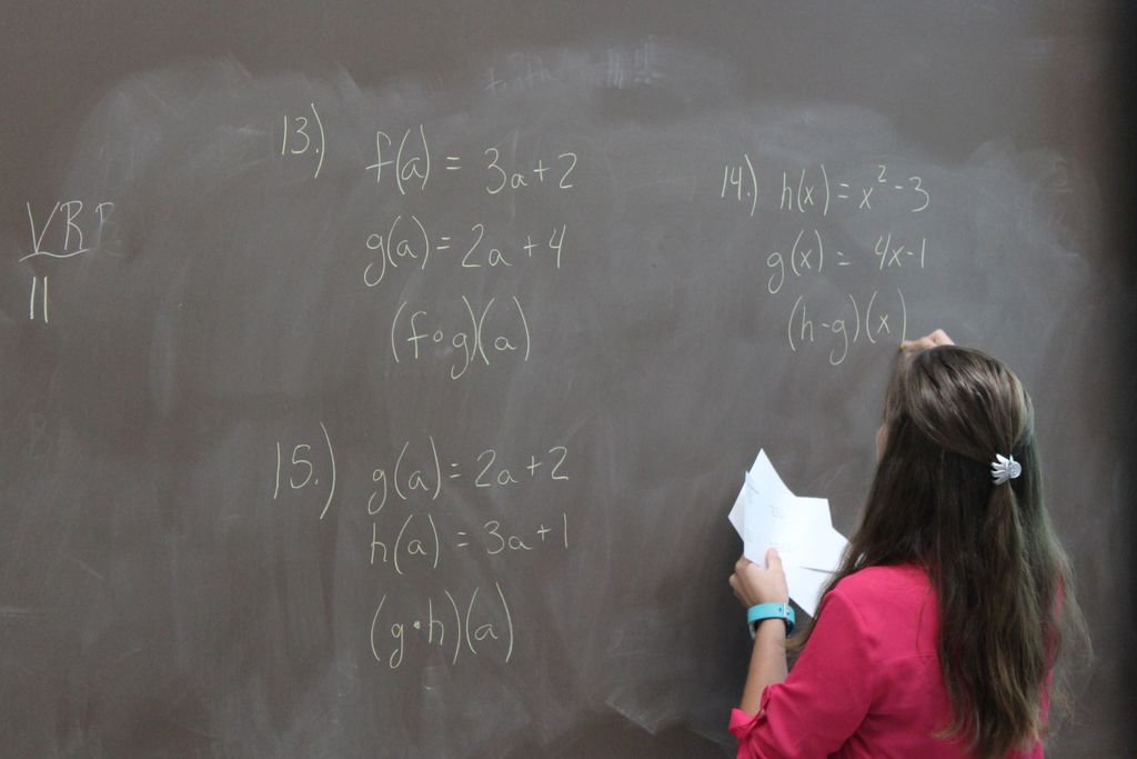 ForwardService's tweet photo. #Studying for the calculus final at @UWStevensPoint. #UBSummer #chalkboard #FunSchool #BestClassmatesEver https://t.co/XCOlwLMOtg