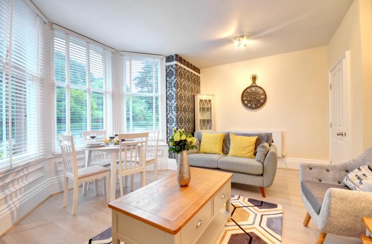 redrosecottages's tweet photo. We're loving our fabulous new property Silverwood Apartment, the perfect central #Whitby escape for two!  https://t.co/mRnhLGyB7X 💕 https://t.co/ilgJVUVLtd