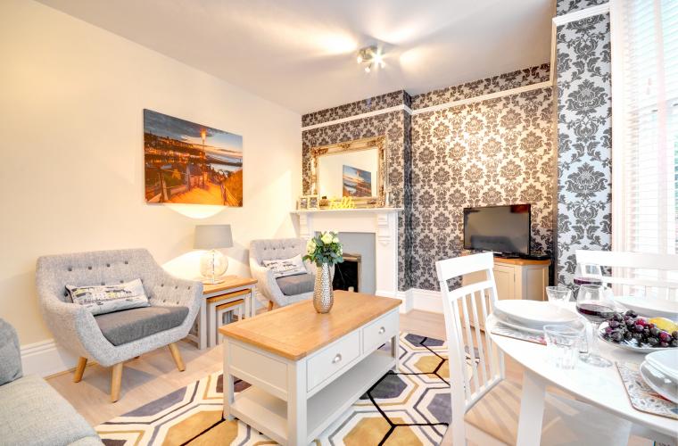 redrosecottages's tweet photo. We're loving our fabulous new property Silverwood Apartment, the perfect central #Whitby escape for two!  https://t.co/mRnhLGyB7X 💕 https://t.co/ilgJVUVLtd