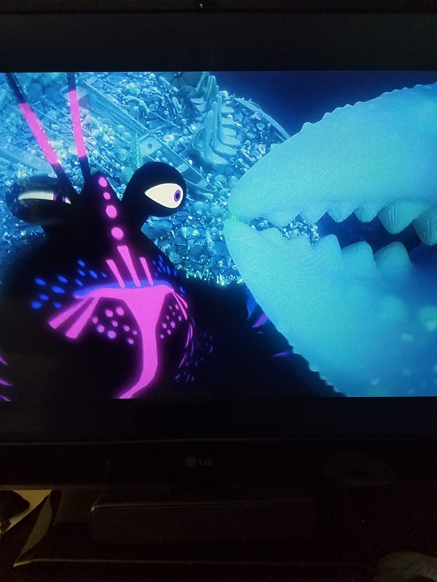 csilva52414's tweet photo. Watching Disney's Moana movie&amp; she covered a barnicle w/ bioluminescent algae. Dinoflagelletes! Haha. #bio120sum17 @NutmegSomething https://t.co/5apySlIjWr