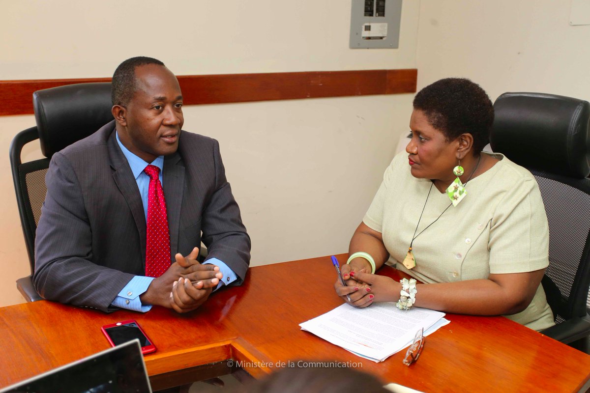 MCHaiti's tweet photo. Le Directeur Général du @MCHaiti, @calvincadet visite la Directrice de la Loterie de l'Etat Haïtien dans le cadre de l'#OperationComTech https://t.co/WmgAutrIFE