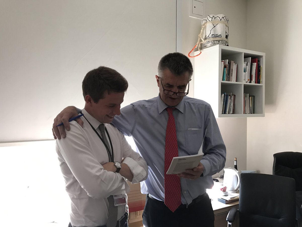 Alex88f90's tweet photo. #TeamMaillard @PGenevey rencontre son idole @jeanlassalle qui lui dédicace "Résistons" un bel échange entre le Berger-député et un british https://t.co/nl1E8pdDJS