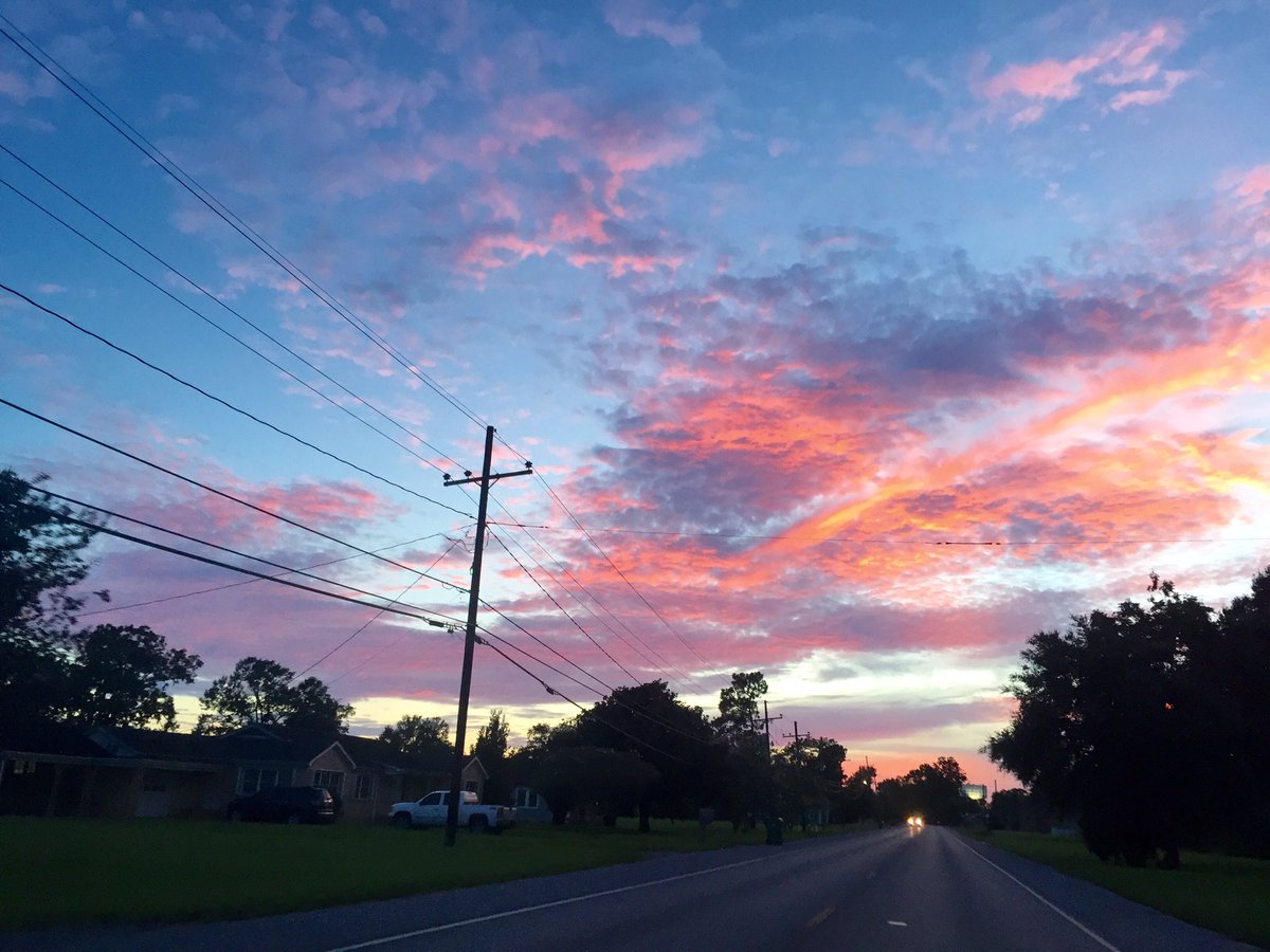 haileyrobichaux's tweet photo. Last night's sunset was real pretty🍃 https://t.co/NOIBL0pksT