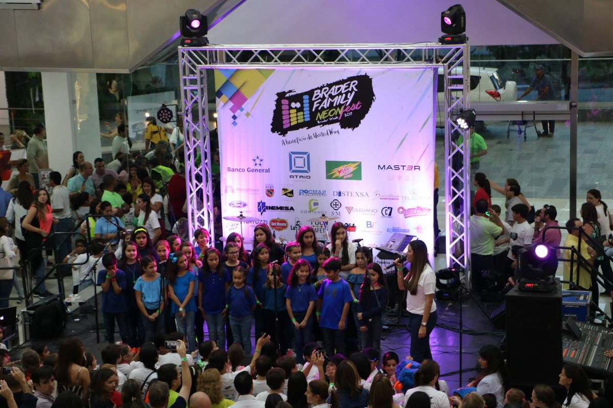 ColegioBrader's tweet photo. Compartimos algunas imágenes del maravilloso evento Brader Family Neon Fest celebrado en días pasados a beneficio de United Way. https://t.co/1exDBHMCSH
