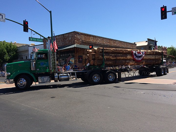 SierraPacificIn's tweet photo. SPI Lincoln celebrated the 4th in style! Robert Randall shared his decked out log truck in the local parade. #spiproud #ispyspi #spifamily https://t.co/Uu08tARPZQ