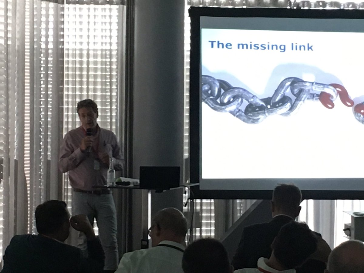 Joris verteld de @UnifyTecPartner wie BusinessCom is en wat het belang is van standaard beschikbare integraties at #UTPP17