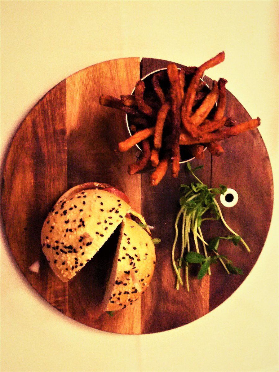 MarronBistro's tweet photo. The sun is shining and you feel like something yummy for Lunch? Lucky we've got a 8oz Beef Burger with your name on it ;) #Kosher #Foodporn https://t.co/b1IC8ic4zD