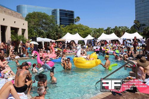 Warfare01JS's tweet photo. 📡🌞💦PERVY POOL PARTY👙Summer Fun ⛱ @fetishfactory 🦄🤣😈Weekend #FFFW22 https://t.co/4IrAE7toX3 #FFFW22 #FetishParty #rubber #latex #swim https://t.co/xzb9ZpJpRk