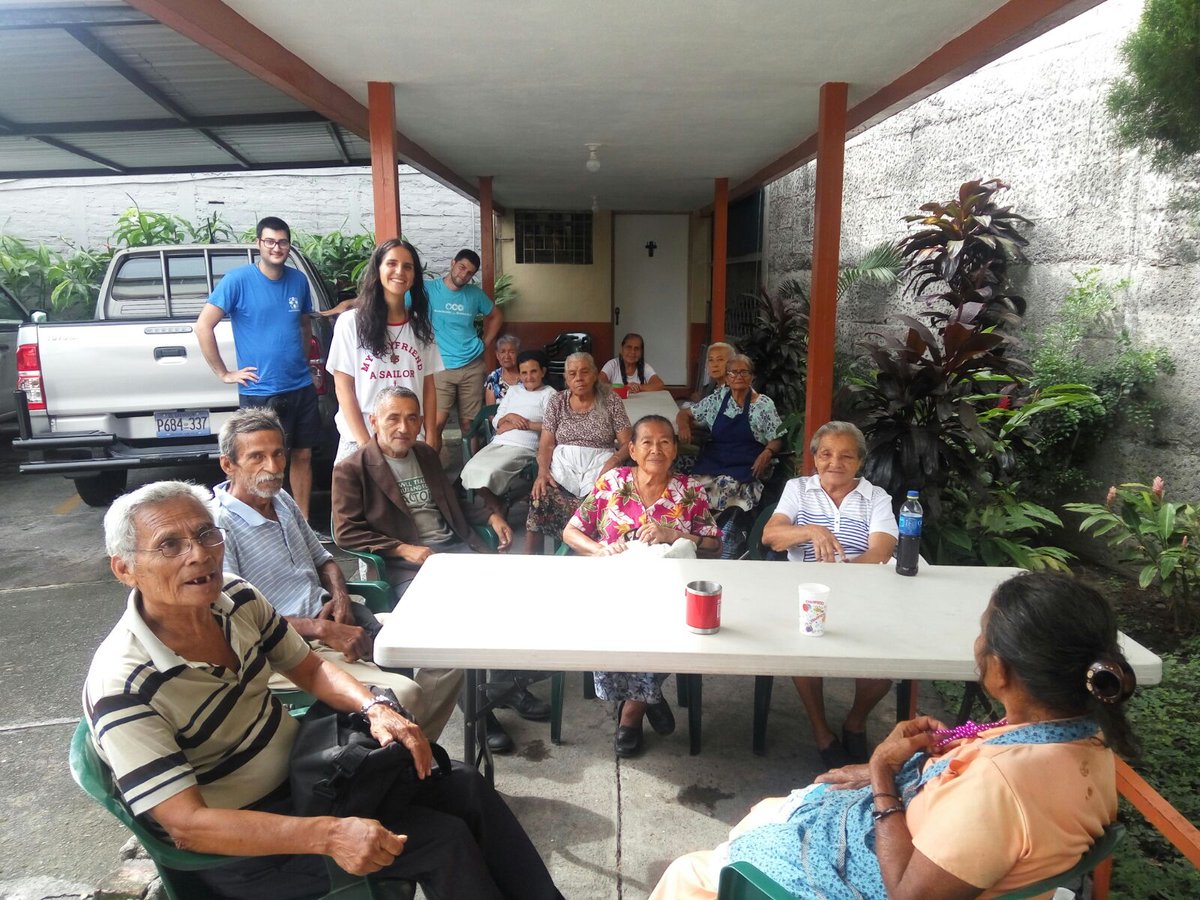 Los voluntarios en San Salvador visitando el terreno y a los beneficiarios del proyecto de la campaña de navidad de este año!