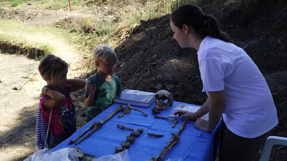 DiggingVada's tweet photo. That's #publicarchaeology ! #diggingvada17 #openday #StayTuned #staywithus #thanks https://t.co/xmCE75ilVy