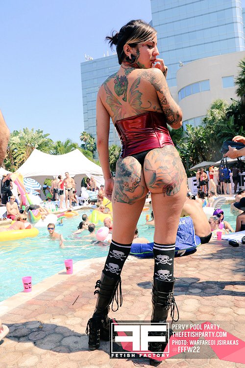 Warfare01JS's tweet photo. 📡🌞💦PERVY POOL PARTY👙Summer Fun⛱ @fetishfactory 🦄🤣😈Weekend #FFFW22 https://t.co/4IrAE7toX3 #FFFW22 #FetishParty #rubber #latex #swim @Westin https://t.co/ZEsbSftEg3