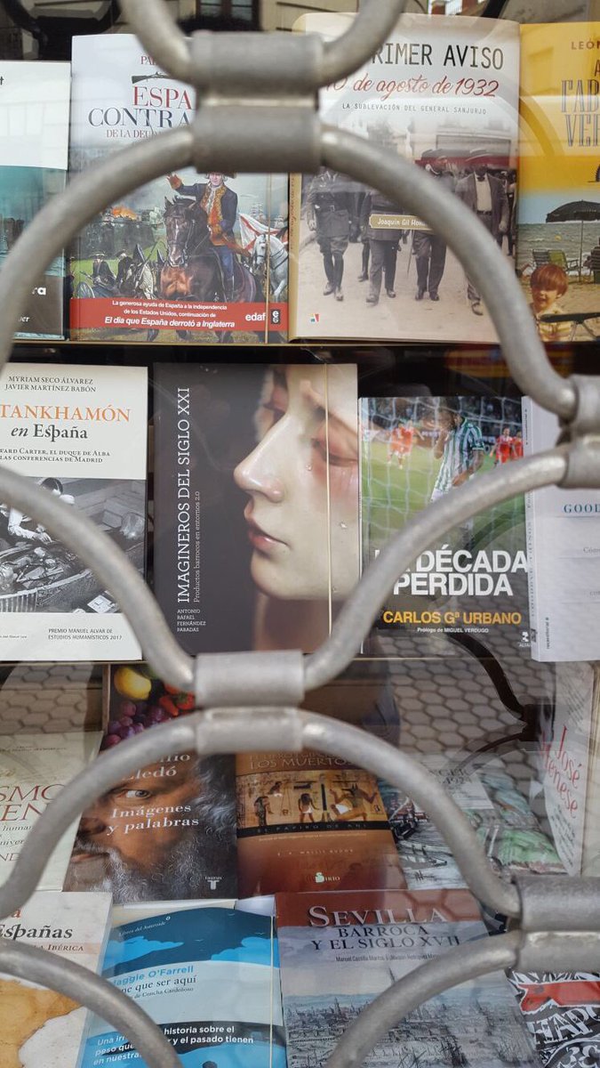 Pasear por #Sevilla y que en los escaparates de las librerías podamos apreciar a nuestra imagen de <a href="/vega_ortega/">Juan Vega</a> es algo increíble