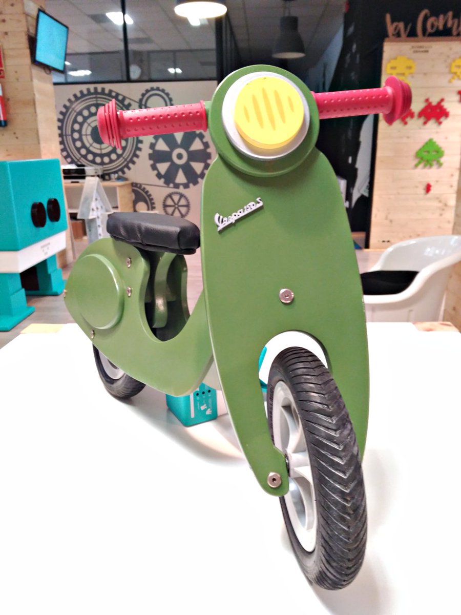 Hemos ayudado a <a href="/Fordstripes/">Fordstripes</a> a realizar está replica de Vespa  para un niño. Adivina Adivinanza ¿qué piezas están hechas en #impresion3D?