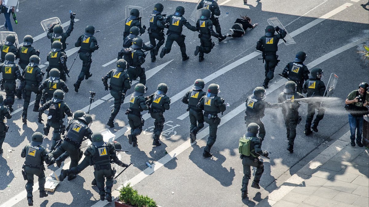 g20_doku's tweet image. Neues Ereignis: Pfefferspray gegen einen Pressefotografen #G20 #polizeigewalt g20-doku.org/2017/07/07/pfe…