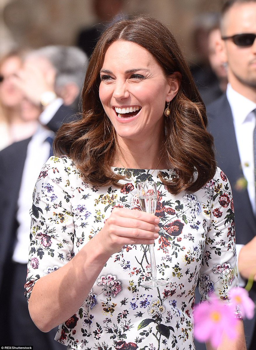 ElaPodg's tweet photo. Warm welcome for the Royal Couple in #Gdansk on the 2nd day of the visit to Poland. #RoyalVisitPoland #katewilliam
https://t.co/ntVsvFjSSD https://t.co/nJZWP6T2nw