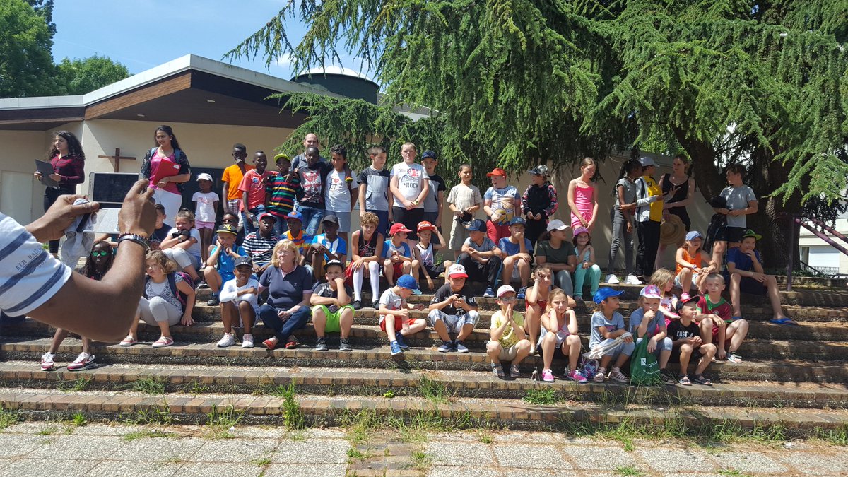 achevreau1's tweet photo. Départ en Normandie pour les enfants de Rosalie. Bonnes vacances à eux @carolinecayeux https://t.co/TuoCacTqqs