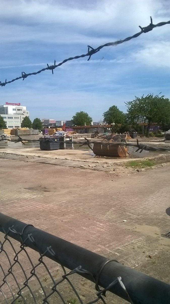 SVORobHaamans's tweet photo. Mooie herinneringen blijven. Het gebouw " DWI " is er niet meer........ @RDingerdis @MaartenVlieg @SVO_Opleidingen https://t.co/fD8yEY7ubv