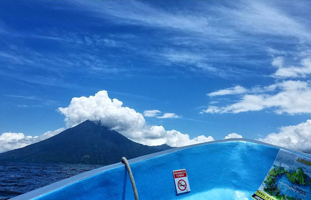 LoveGuate_App's tweet photo. Se requiere cierta perspectiva y una peculiar disposición del espíritu para contemplar la belleza
Foto @benhaamin  
#LoveGuate #Guatemala https://t.co/DTLOJRtHPc