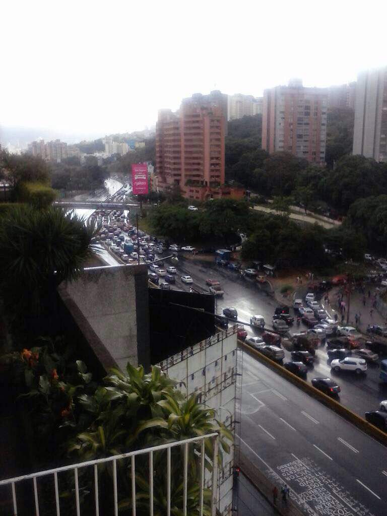 #18Jul A esta hora cerrada la autopista Prados del Este 7:52 a.m.