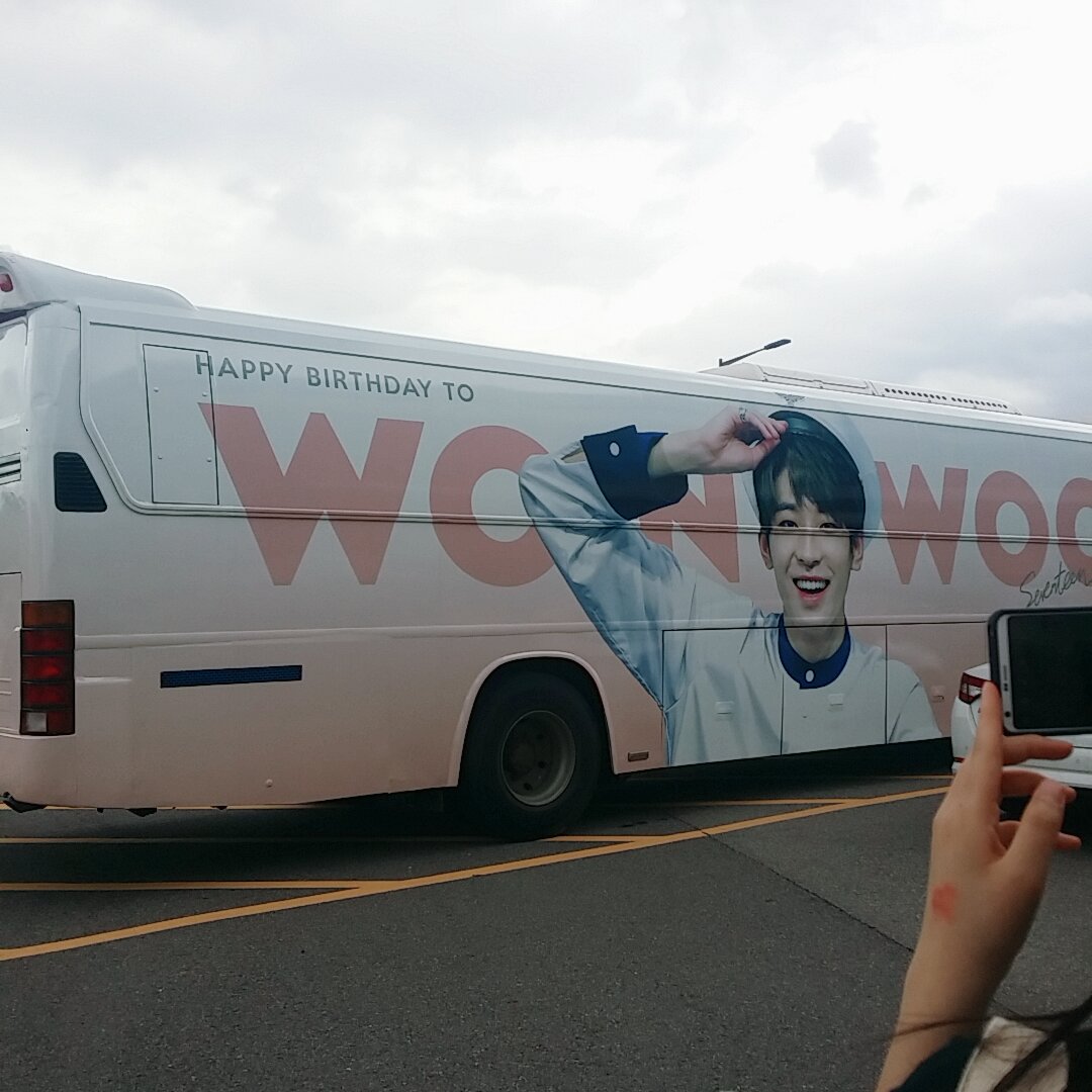 jihoon_961122's tweet photo. @wonwoo_union @pledis_17 @jeonwonwoo_kr @WONWOO_fan @Raffine_WW 콘서트장에서 봤어요! 너무 예쁘더라고요 ㅠㅠ 고생하셨어요 https://t.co/LM3mMZeoOn