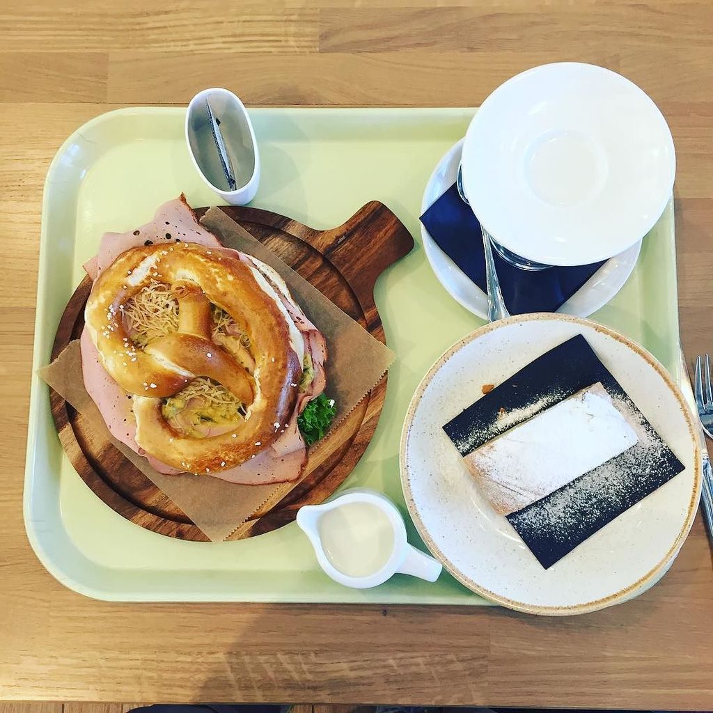 Conall_ONeill's tweet photo. Hallo Wien #pretzel #apfelstrudel #airport #singer #summercourse #payerbach #wien #lunch https://t.co/w450rdHrmK https://t.co/H5Ekn7ePMu
