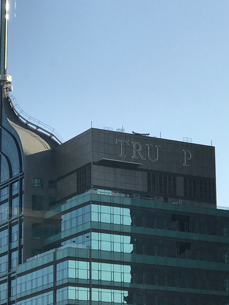 FrankMargani's tweet image. Update on the name removal. Just the "M" down so far. #trump #hotel #toronto