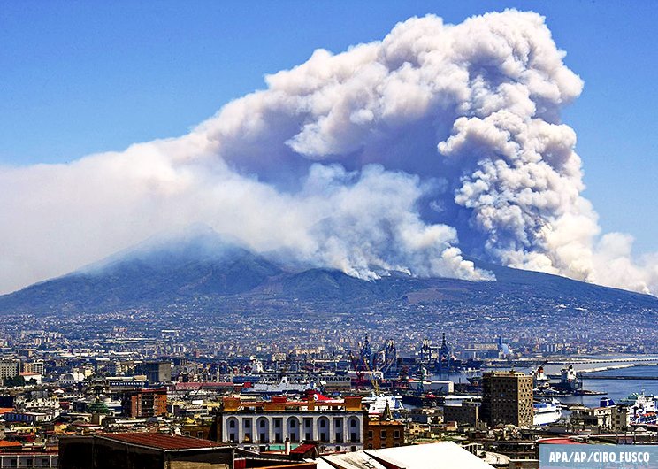 radiofm4's tweet photo. Rumour has it that wildfires around #Vesuvius were set by Camorra on illegal toxic waste dumpsites. #FM4RealityCheck https://t.co/54BvlmX9hG https://t.co/iKjrEoLLnj
