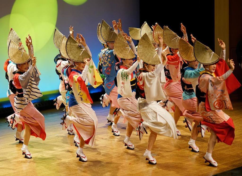 Awaodori_Fools's tweet photo. 全員右足が上がってる!当たり前に思えるくらいにまで揃ってることがすごい!
2017.07.16 徳島県阿波踊り協会@阿波おどり会館
#徳島県阿波踊り協会 #阿波おどり会館まつり #阿波おどり #阿波踊り #あわおどり #awao… https://t.co/hE8LCUQHzX https://t.co/5PJ48YyHmR