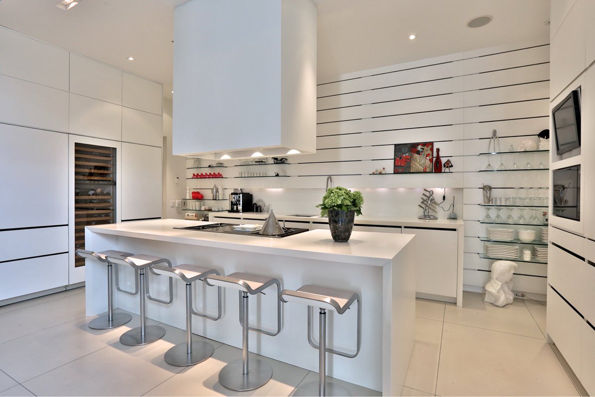 uniqueurbanhome's tweet photo. We've tapped into our archives and pulled one of our favourite kitchens in an unexpected laneway home in Toronto #CecconiSimone #Elvis https://t.co/ybf06Mwtap