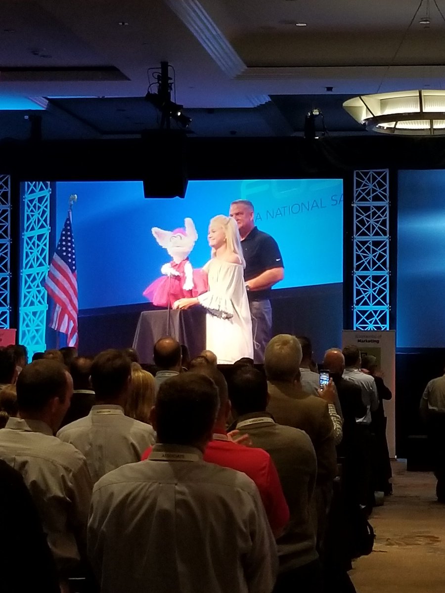 randall_jess's tweet photo. THRILLED to see @ItsDarciLynne LIVE at @JackHenryAssoc National Sales Meeting. Great job Darci! https://t.co/0EXacyIwg5