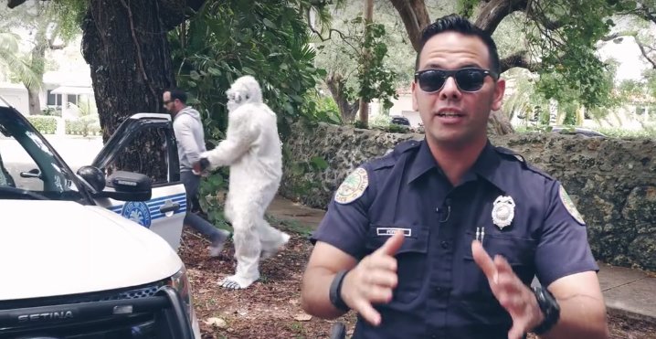 gallsauthority's tweet image. Hilarious! Miami Police Department #Yeti #LockYourDoors #RemoveValuables policeone.com/police-humor/a…