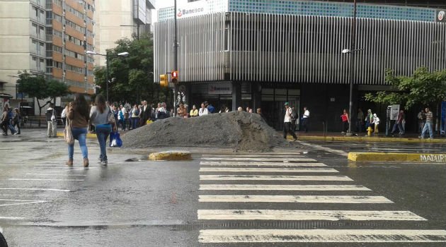 Bloqueado el paso en la avenida Francisco de Miranda y autopista Prados del Este, a la altura de Santa Fe #18Jul  bit.ly/2ve3MuE