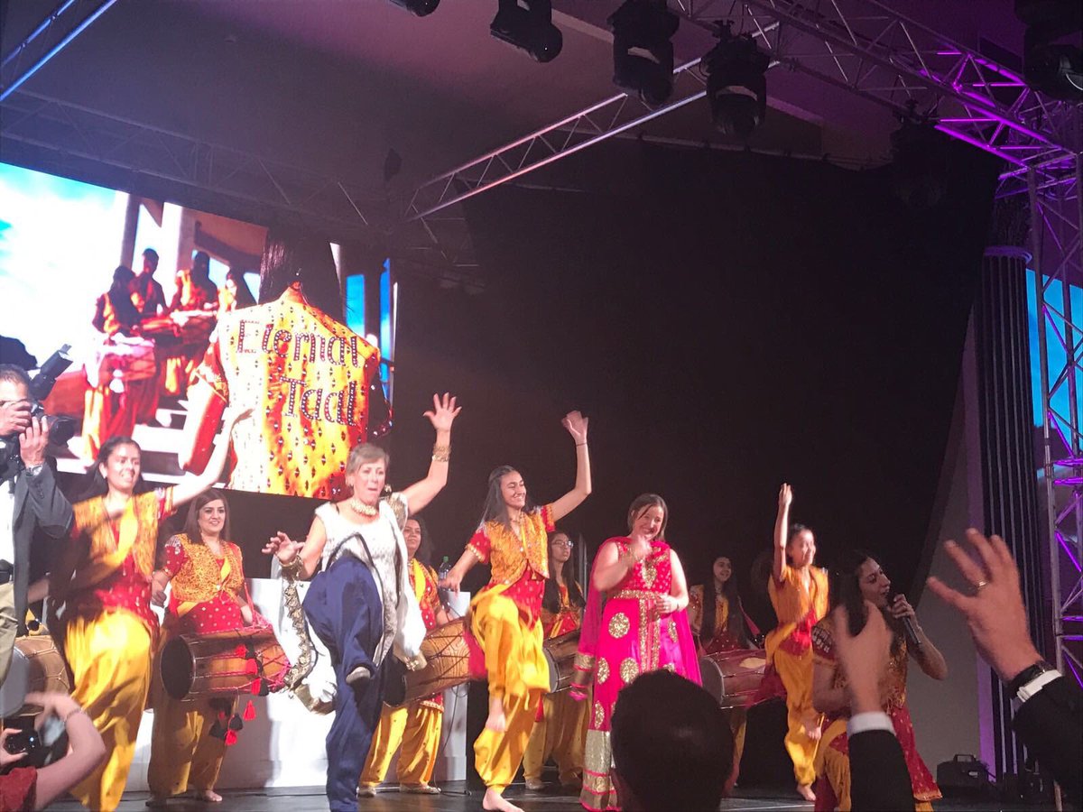 EternalTaal's tweet photo. #TIMEBACKTUESDAY performing for the @MollyOllys wishes #CharitybollywoodBall last year. We loved showing them some #BhangraMoves 💃 https://t.co/fH1RVKbLaL