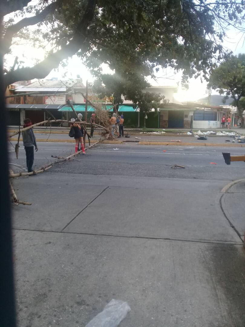 AnonymousVene10's tweet photo. En IMAGEN 📸| Así amanece las vías en Naguanagua. #18Jul #Hora0 https://t.co/hB7cv3Wr9A