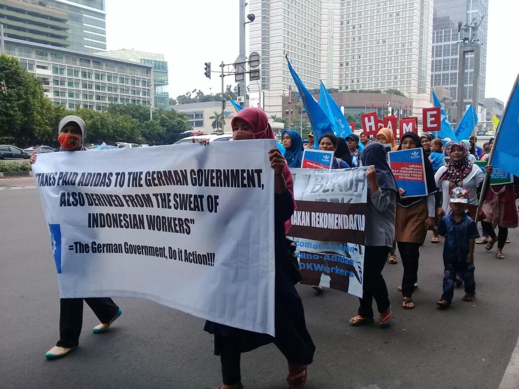 GSBIPusat's tweet photo. Aksi buruh PDK ditutup pkl 17.00wib, aksi tuntuk hak dan tanggungjawab negara dan korporasi #PunchMizunoAdidas #ImplementILOrecommendation https://t.co/ZEz97hf3iF