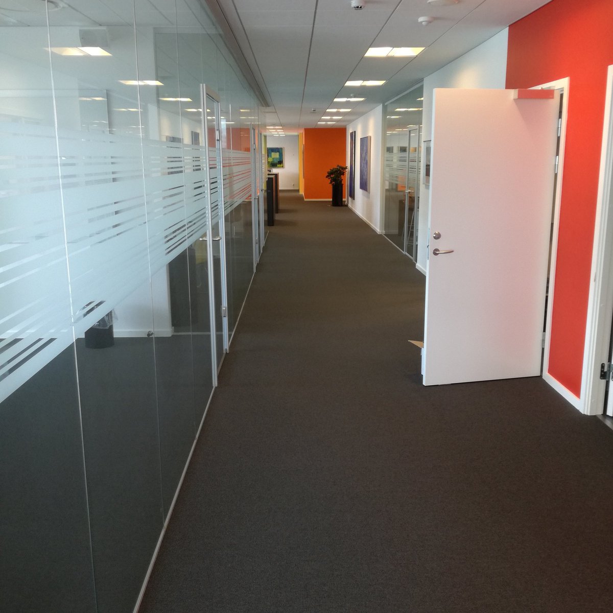s_katborg's tweet photo. When you are alone at work and in a telephone queue then the hallway is for running Sprints #danishlacrosse #aarhuslacrosse https://t.co/dDWveDNXkz