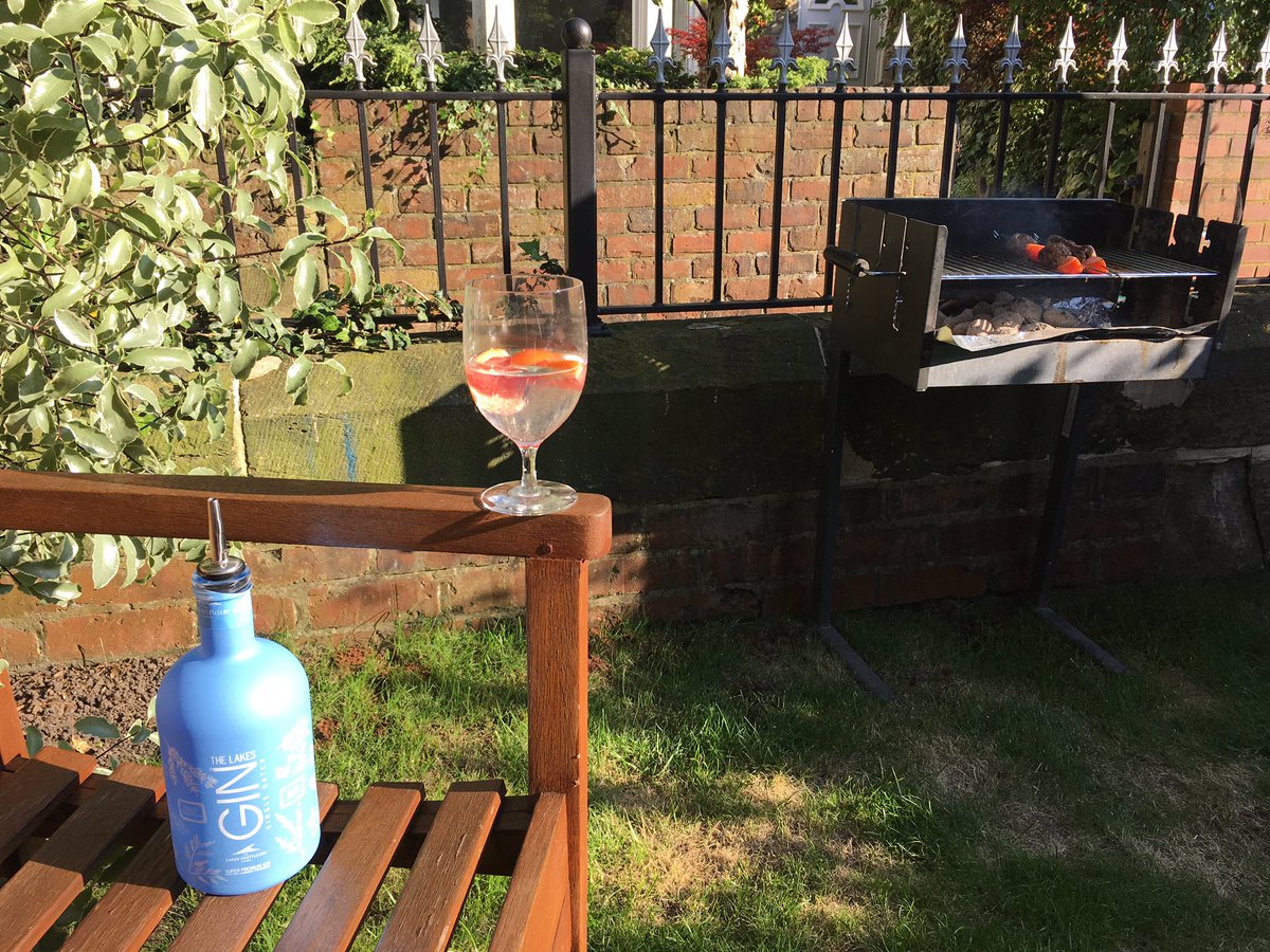 Enjoying these long summer nights! (And new found love of pink grapefruit in my gin!) #SpiritofSummer <a href="/LakesDistillery/">The Lakes Distillery</a> #win #competition